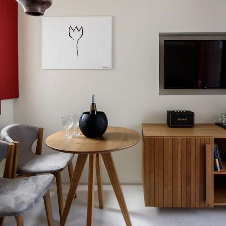 Potnia Theron Suites Akrotírion Екстериор снимка
